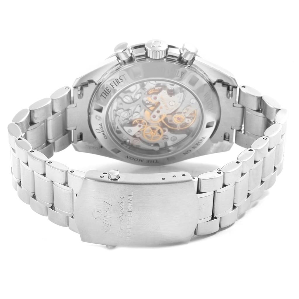 This image shows the back angle of the Omega Speedmaster 3573.50.00 Men
s Stainless Steel Black Dial 3573.50.00 Men
s Stainless Steel Black Dial watch, focusing on its bracelet and see-through case back.