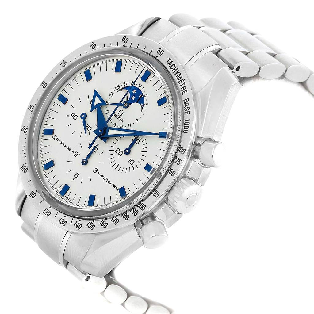 The image shows an angled side view of an Omega Speedmaster 3575.20.00 Men
s Stainless Steel White Dial 3575.20.00 Men
s Stainless Steel White Dial watch, highlighting the face, bezel, pushers, and metal bracelet.