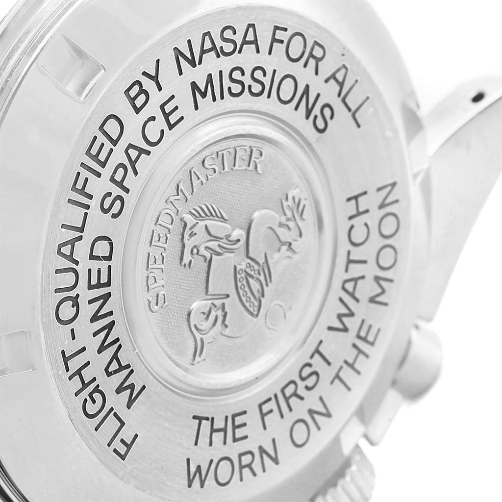 The image shows the case back of the Omega Speedmaster 3575.20.00 Men
s Stainless Steel White Dial 3575.20.00 Men
s Stainless Steel White Dial watch with an engraved emblem and inscriptions.