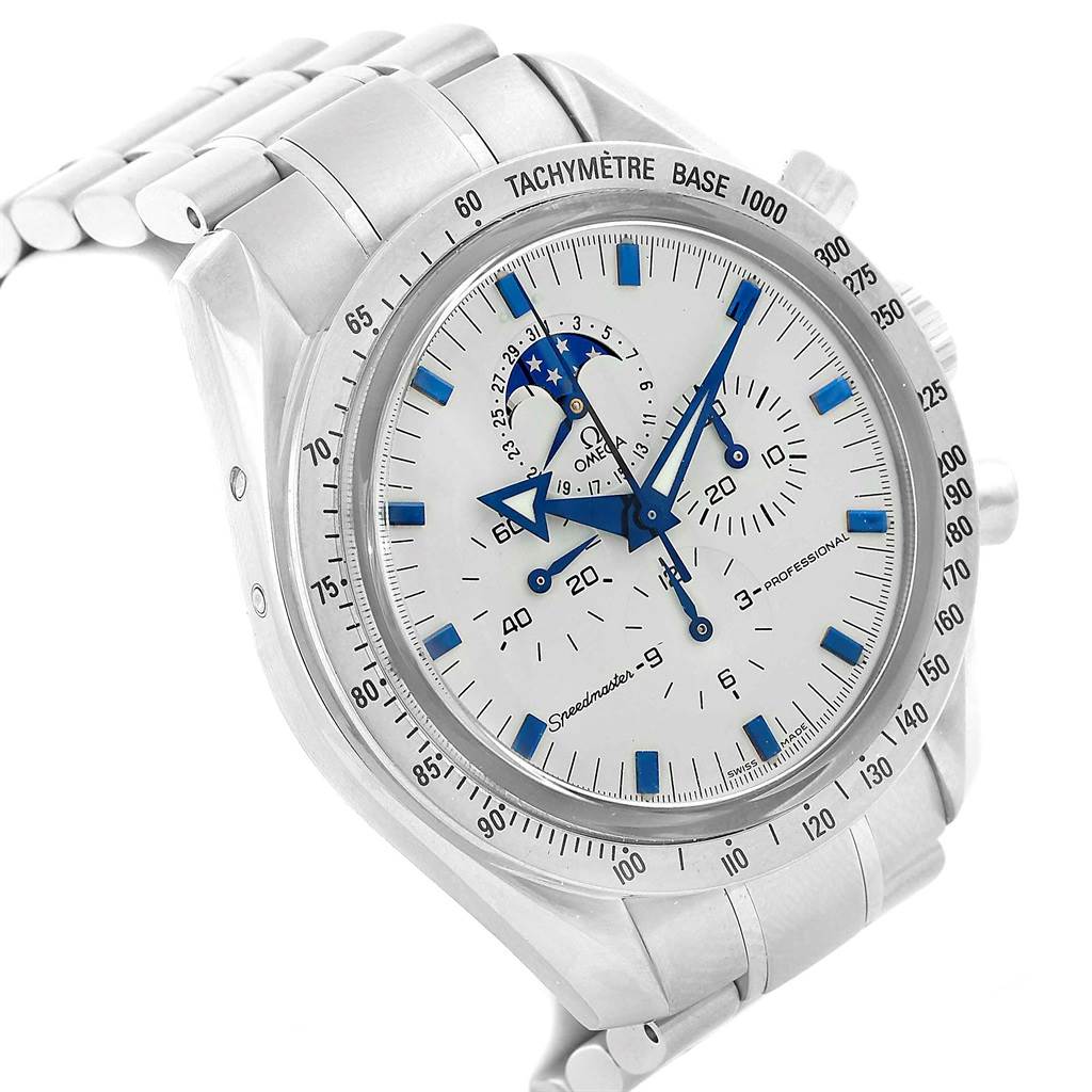 The image shows a close-up, angled view of an Omega Speedmaster 3575.20.00 Men
s Stainless Steel White Dial 3575.20.00 Men
s Stainless Steel White Dial watch, focusing on the dial, bezel, and part of the bracelet.