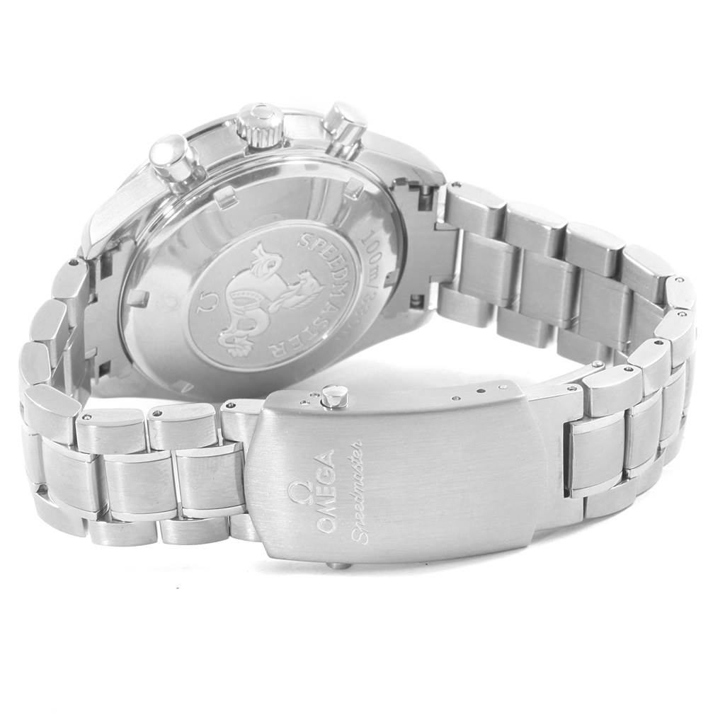 This image shows the back case and bracelet of the Omega Speedmaster 3210.50.00 Men
s Stainless Steel Black Dial 3210.50.00 Men
s Stainless Steel Black Dial watch, highlighting its clasp and engravings.