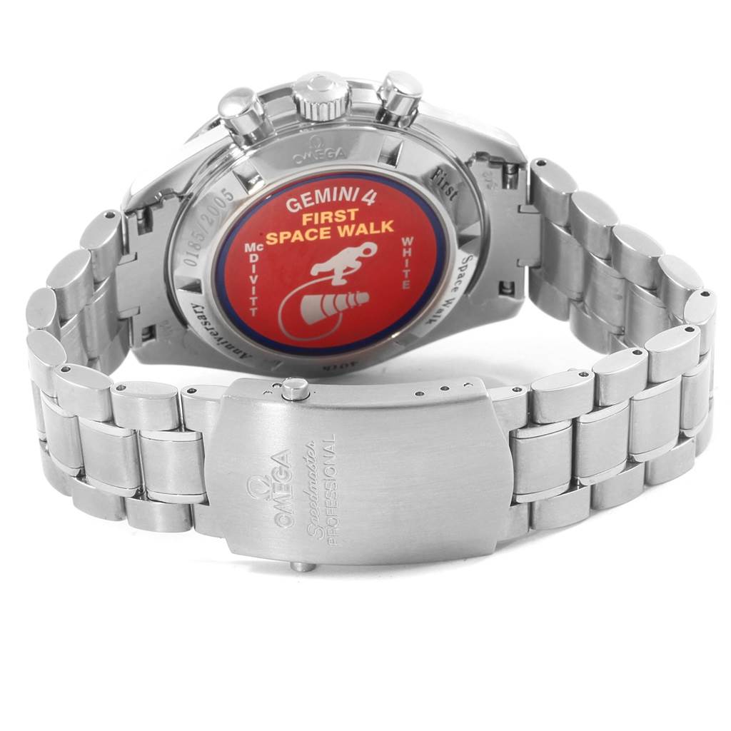 The image shows the back and bracelet of the Omega Speedmaster 3565.80.00 Men
s Stainless Steel Blue Dial 3565.80.00 Men
s Stainless Steel Blue Dial, featuring an engraved clasp and a commemorative backplate for Gemini 4.