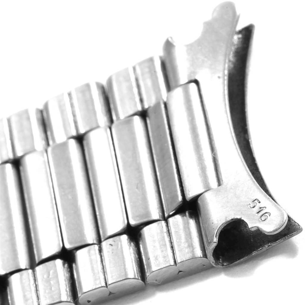 This image shows a close-up of an Omega Speedmaster 145.012 Men
s Stainless Steel Black Dial 145.012 Men
s Stainless Steel Black Dial model
s metal bracelet links and end piece, marked with "516".