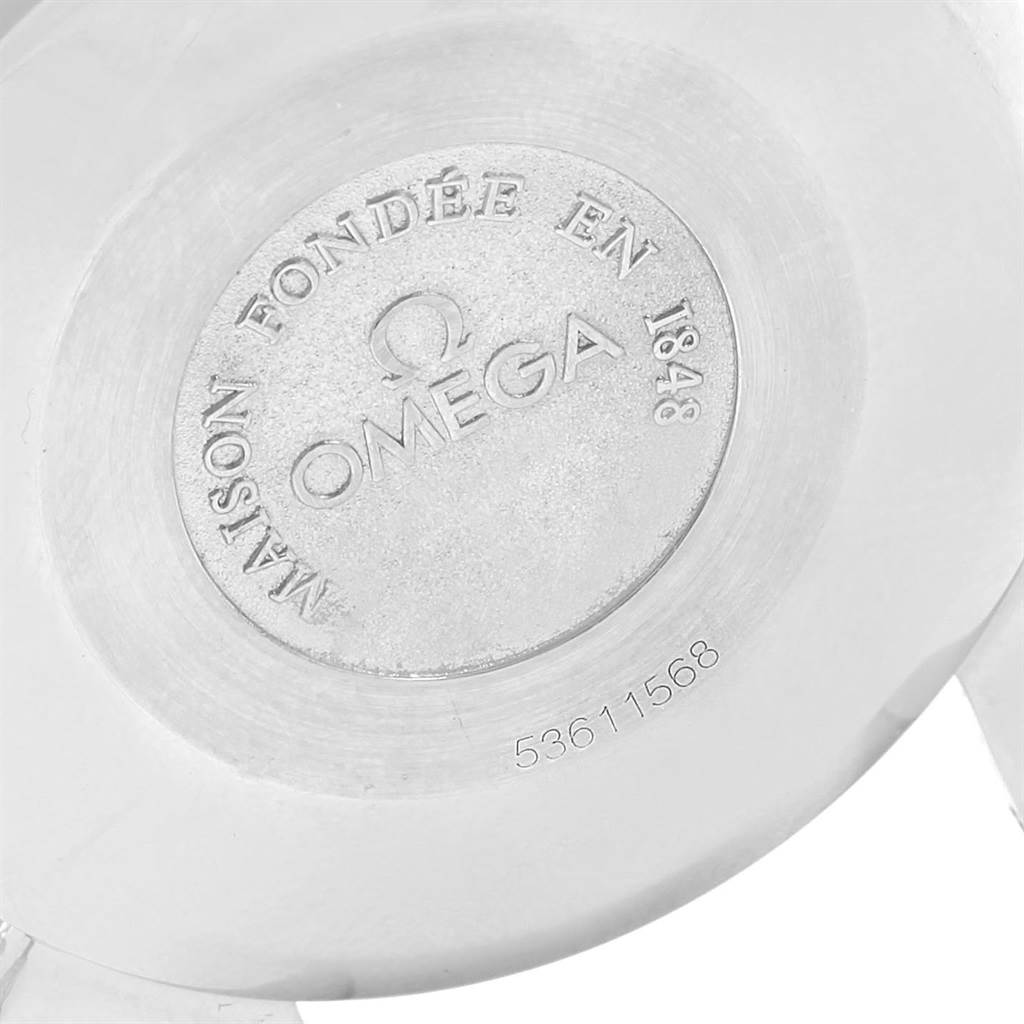 This is the back case of the Omega Speedmaster 3330.20.00 Men
s Stainless Steel White Dial 3330.20.00 Men
s Stainless Steel White Dial, showing the engraved logo and serial number.