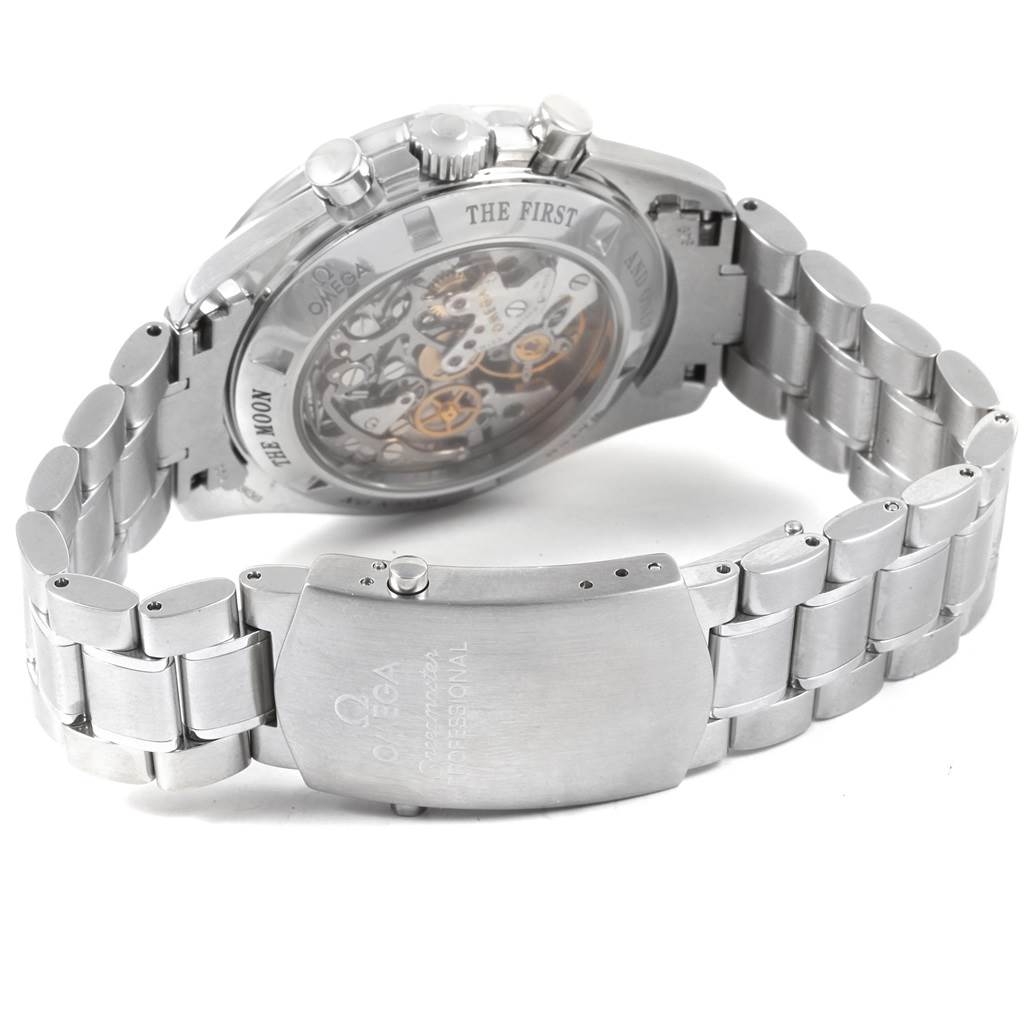 The image shows the back case and bracelet of an Omega Speedmaster 3576.50.00 Men
s Stainless Steel Black Dial 3576.50.00 Men
s Stainless Steel Black Dial watch, highlighting the transparent back and clasp.