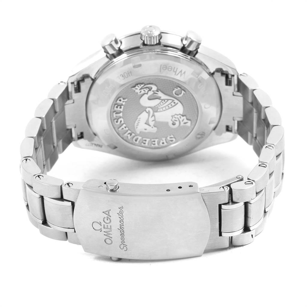 The image shows the back case and clasp of an Omega Speedmaster 326.30.40.50.03.001 Men
s Stainless Steel Blue Dial 326.30.40.50.03.001 Men
s Stainless Steel Blue Dial watch, highlighting the engraved logos and stainless steel bracelet.