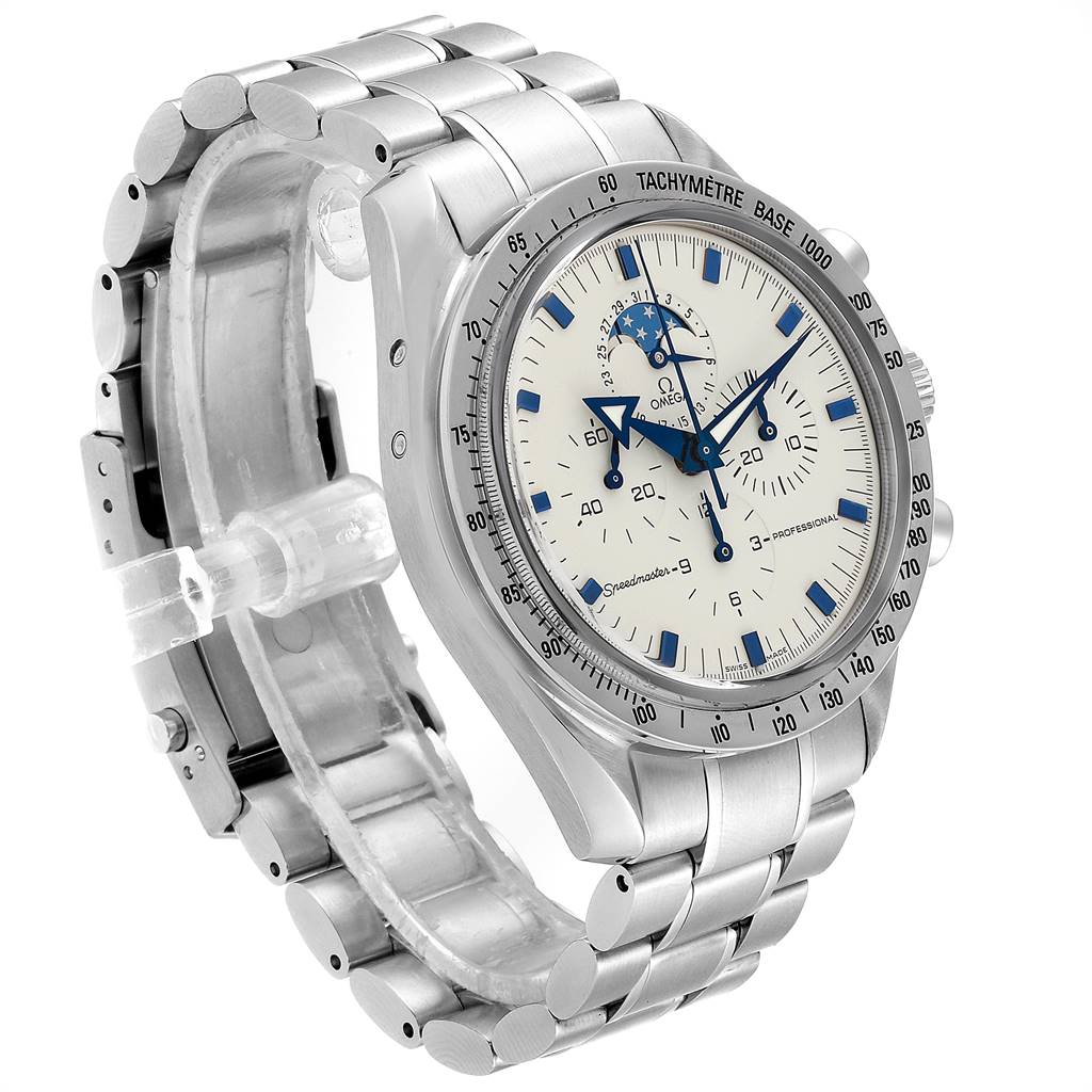 The image shows an angled view of an Omega Speedmaster 3575.20.00 Men
s Stainless Steel White Dial 3575.20.00 Men
s Stainless Steel White Dial watch, highlighting its face, bezel, and stainless steel bracelet.