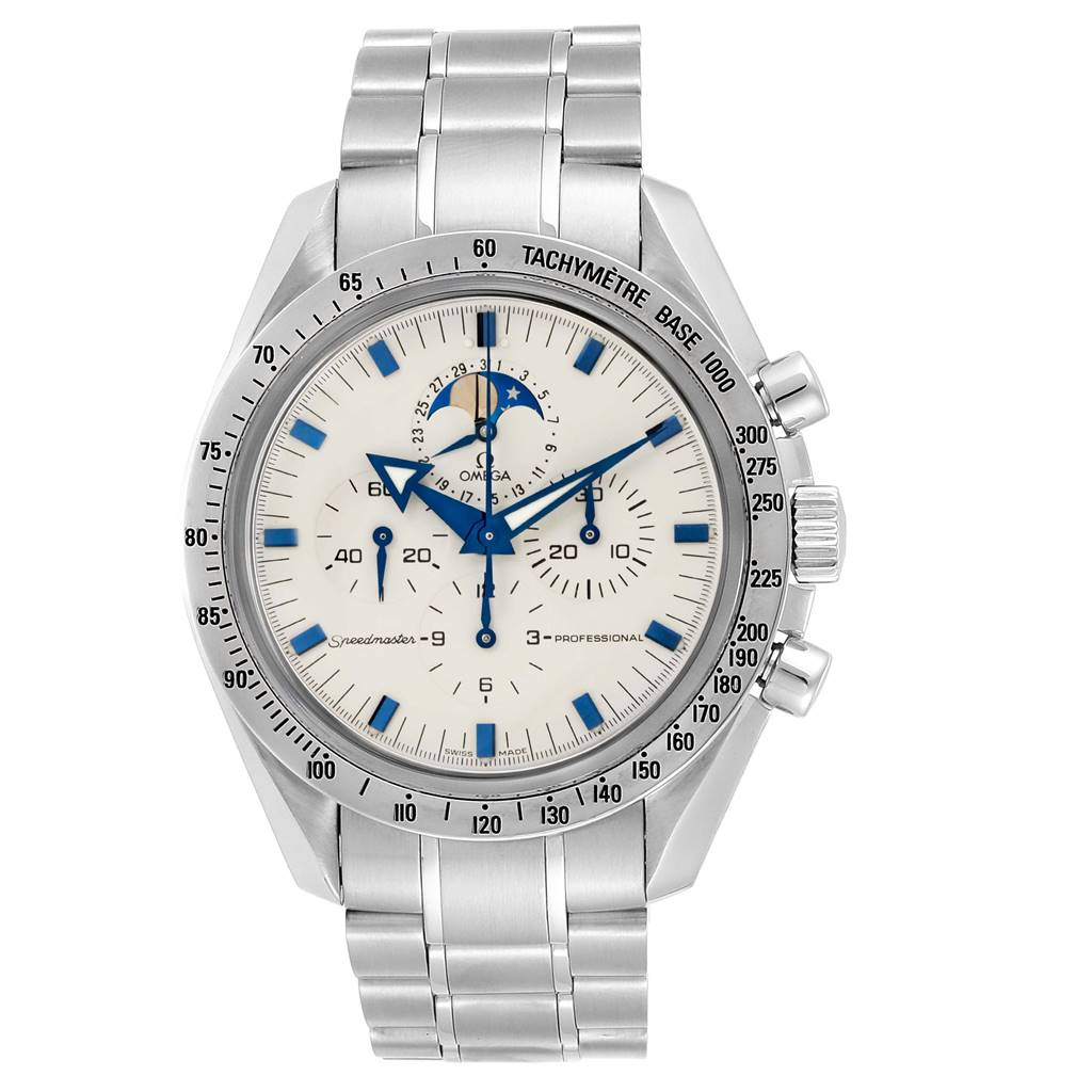 The image shows a front view of an Omega Speedmaster 3575.20.00 Men
s Stainless Steel White Dial 3575.20.00 Men
s Stainless Steel White Dial watch, displaying its dial, bezel, pushers, and bracelet.