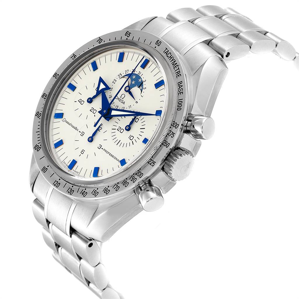 The image shows a side angle of an Omega Speedmaster 3575.20.00 Men
s Stainless Steel White Dial 3575.20.00 Men
s Stainless Steel White Dial watch, highlighting the crown and chronograph pushers on a metal bracelet.