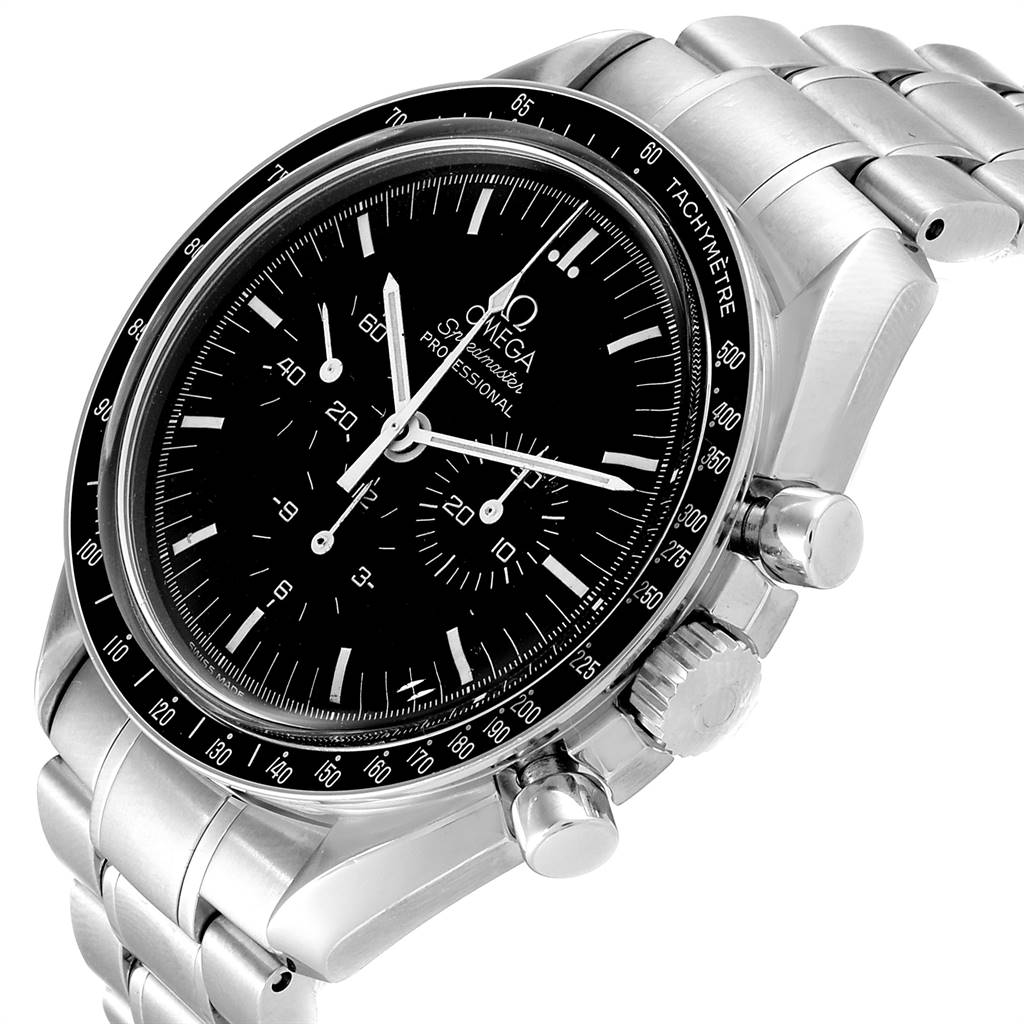 The image shows an angled view of an Omega Speedmaster 3560.50.00 Men
s Stainless Steel Black Dial 3560.50.00 Men
s Stainless Steel Black Dial watch, displaying its dial, bezel, crown, pushers, and bracelet.