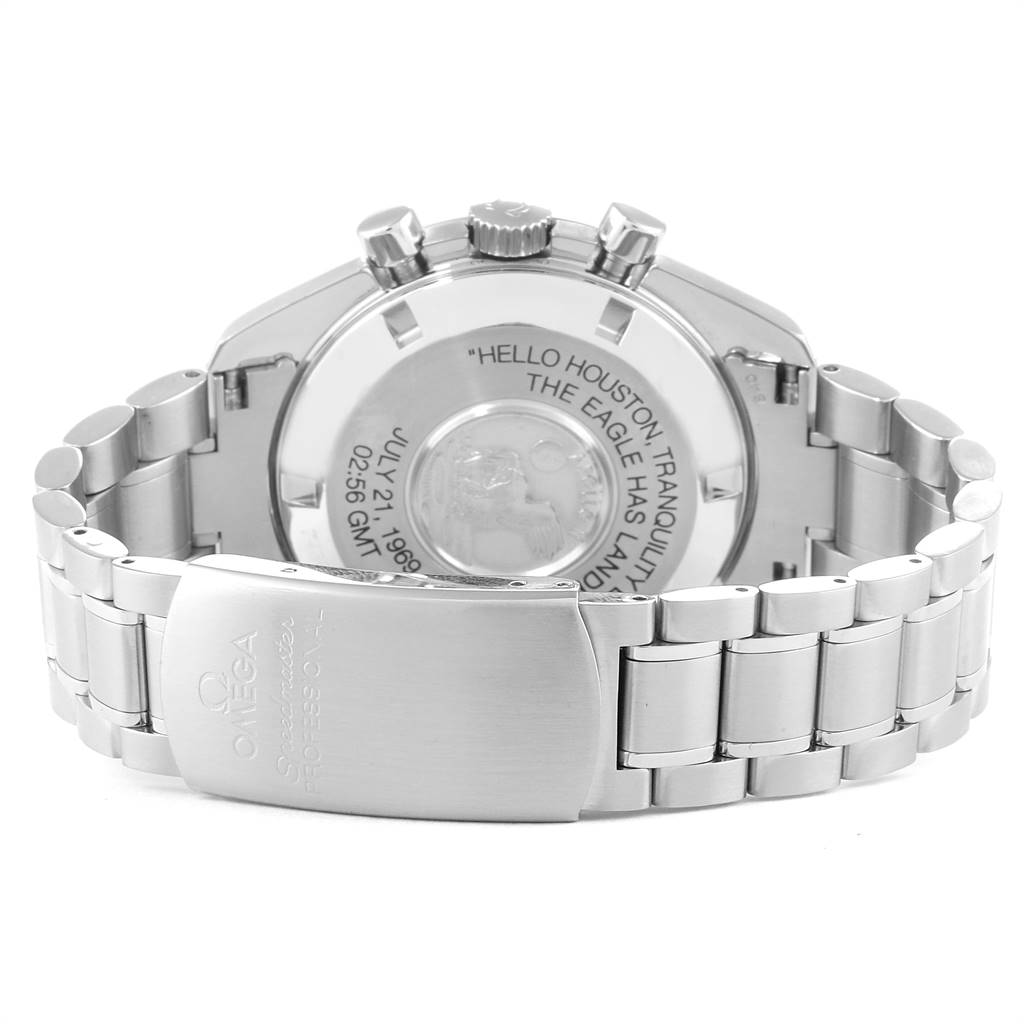 The image shows the back case and clasp of an Omega Speedmaster 3560.50.00 Men
s Stainless Steel Black Dial 3560.50.00 Men
s Stainless Steel Black Dial watch, highlighting the engraved text and bracelet.