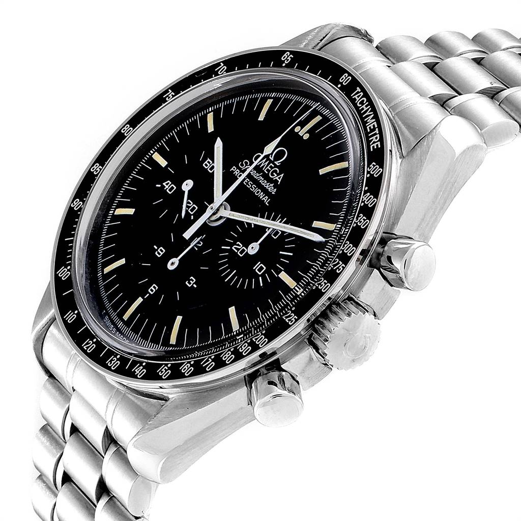 This image shows a close-up angle of the Omega Speedmaster 3570.50.00 Men
s Stainless Steel Black Dial 3570.50.00 Men
s Stainless Steel Black Dial watch, highlighting its dial, bezel, crown, and stainless steel bracelet.