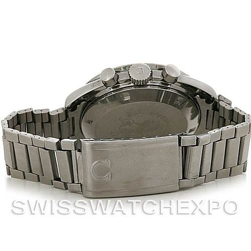 This image shows the back and bracelet of an Omega Speedmaster Men
s Stainless Steel Black Dial Men
s Stainless Steel Black Dial watch, highlighting the clasp and side pushers.