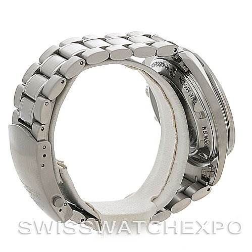 The image displays the side profile of an Omega Speedmaster 3572.50.00 Men
s Stainless Steel Black Dial 3572.50.00 Men
s Stainless Steel Black Dial, showing the stainless steel bracelet and the case back.