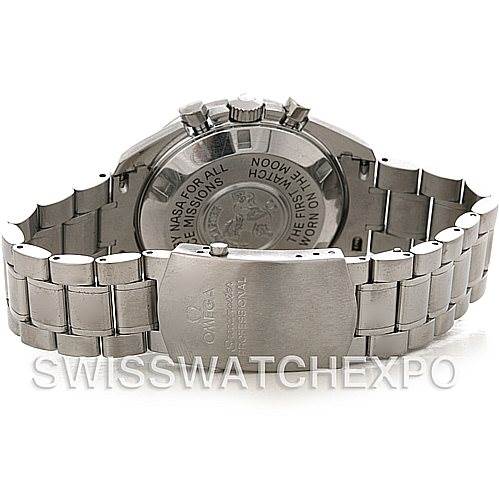 This image shows the back and clasp of the Omega Speedmaster 3570.50.00 Men
s Stainless Steel Black Dial 3570.50.00 Men
s Stainless Steel Black Dial watch, highlighting its stainless steel bracelet and engraved case back.