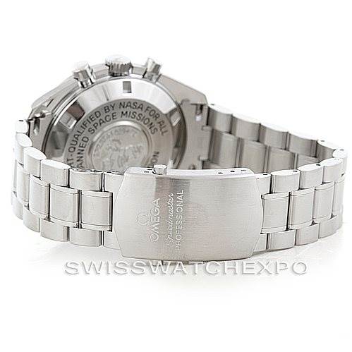 The image shows the back of an Omega Speedmaster 3577.50.00 Men
s Stainless Steel Black Dial 3577.50.00 Men
s Stainless Steel Black Dial watch, showcasing its clasp, bracelet, and caseback with engraving.