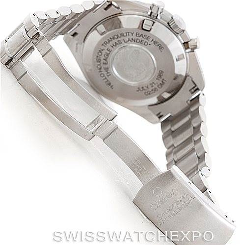 This image shows the back, clasp, and bracelet of an Omega Speedmaster 3560.50.00 Men
s Stainless Steel Black Dial 3560.50.00 Men
s Stainless Steel Black Dial watch, highlighting its inscriptions and metal detailing.