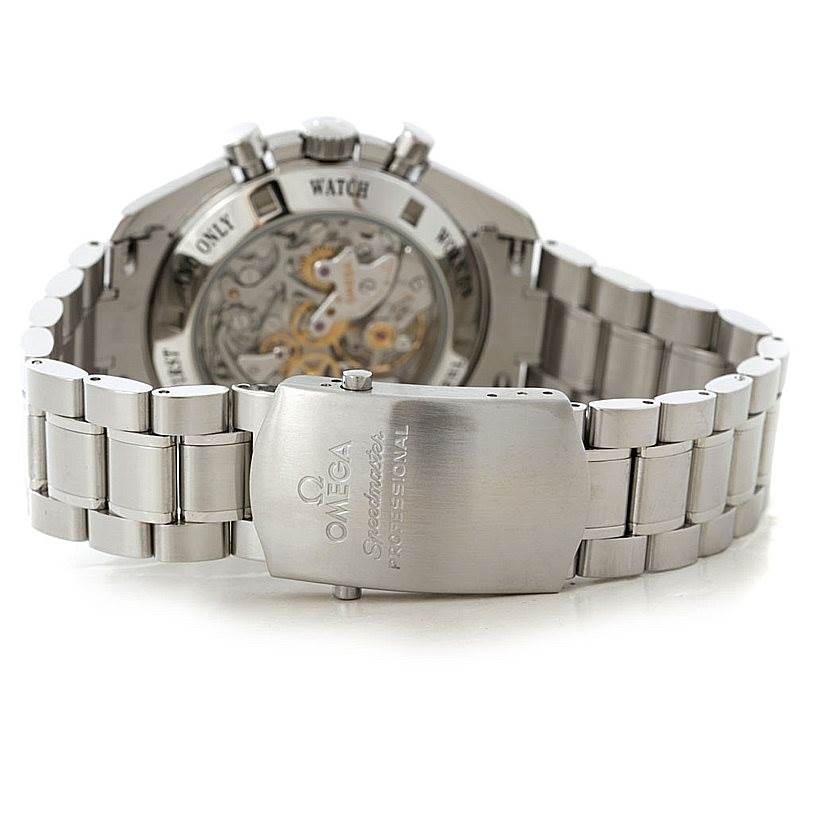 The image shows the back view of an Omega Speedmaster 3576.50.00 Men
s Stainless Steel Black Dial 3576.50.00 Men
s Stainless Steel Black Dial watch, focusing on the clasp, bracelet, and transparent case back.