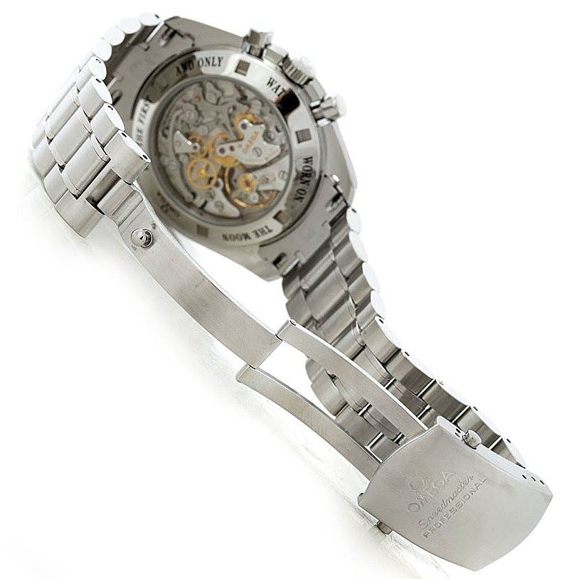 This image shows the back and clasp of an Omega Speedmaster 3576.50.00 Men
s Stainless Steel Black Dial 3576.50.00 Men
s Stainless Steel Black Dial watch, highlighting its stainless steel bracelet and the exhibition caseback.