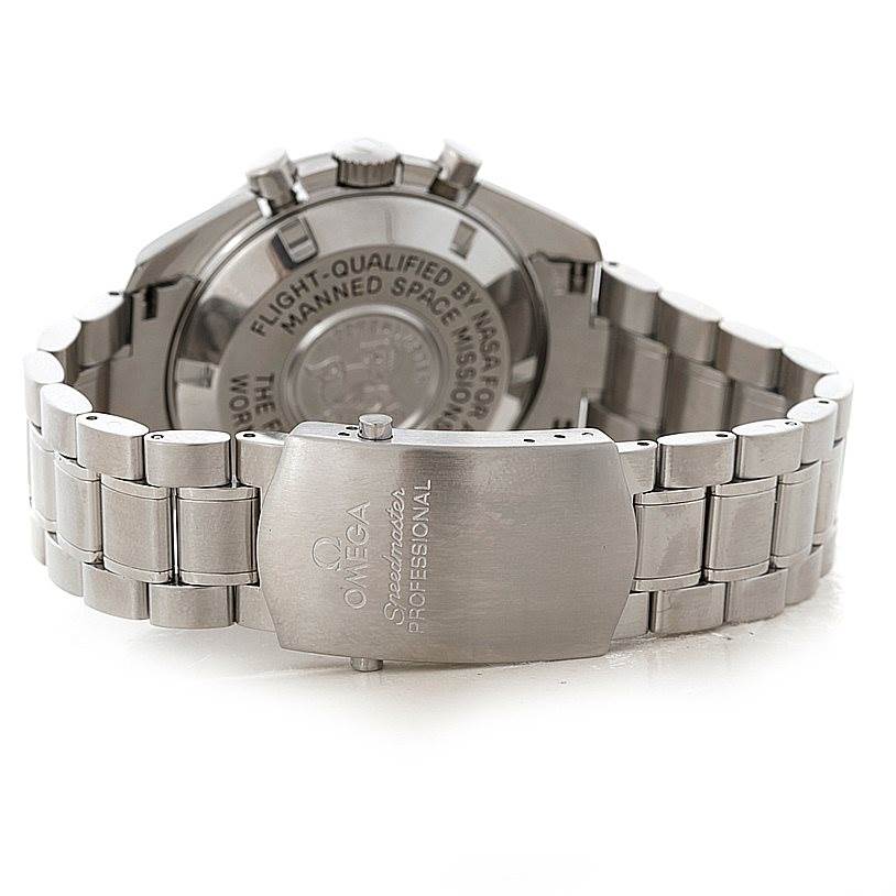 The image displays the back and clasp of the Omega Speedmaster Men
s Stainless Steel Black Dial Men
s Stainless Steel Black Dial watch, showcasing its stainless steel bracelet and engraved details.