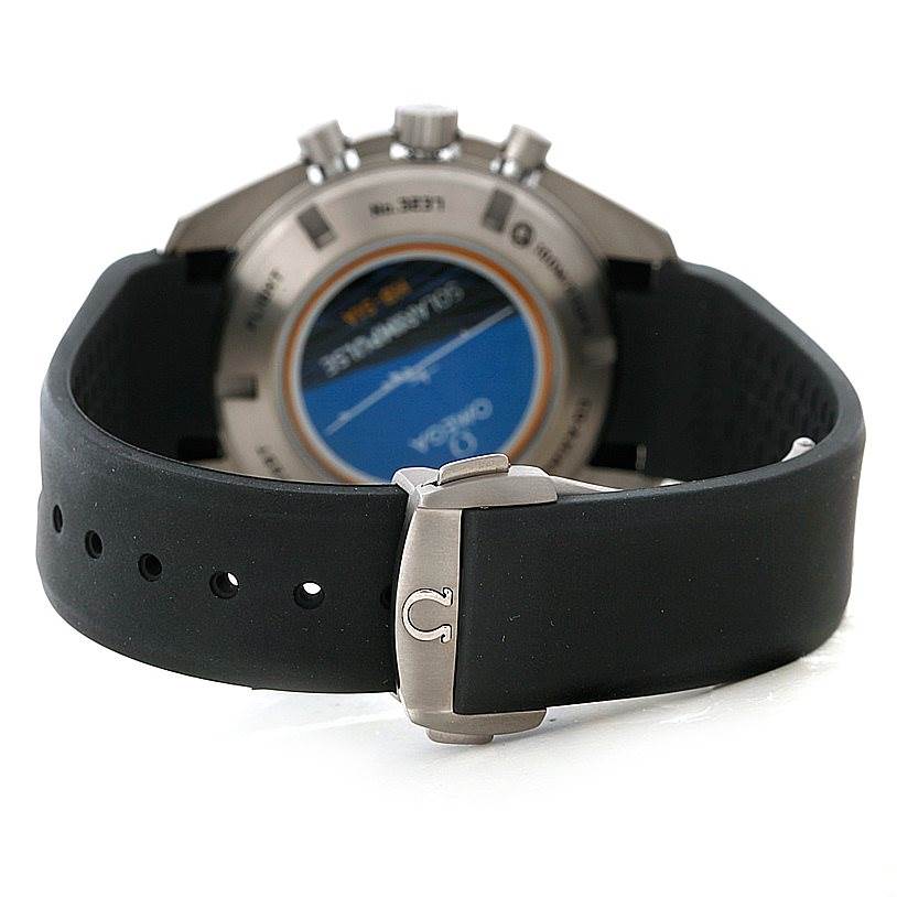 The image shows the back and side view of the Omega Speedmaster 321.92.44.52.01.001 Men
s Titanium Black Dial 321.92.44.52.01.001 Men
s Titanium Black Dial watch, highlighting its strap and clasp.