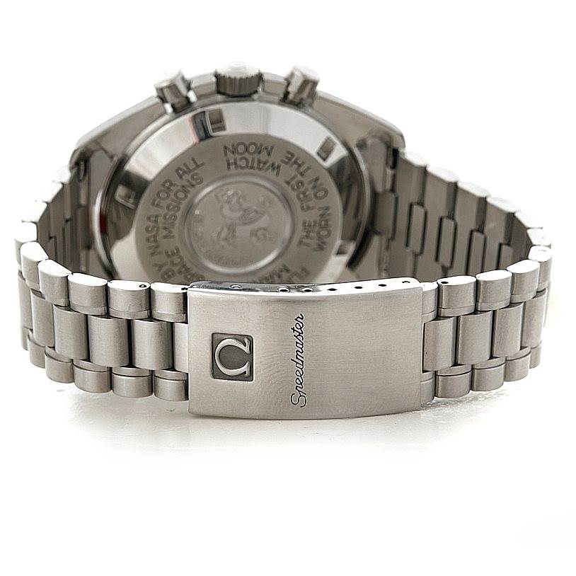 The image shows the back view of an Omega Speedmaster 3590.50.00 Men
s Stainless Steel Black Dial 3590.50.00 Men
s Stainless Steel Black Dial watch, highlighting the clasp and bracelet.