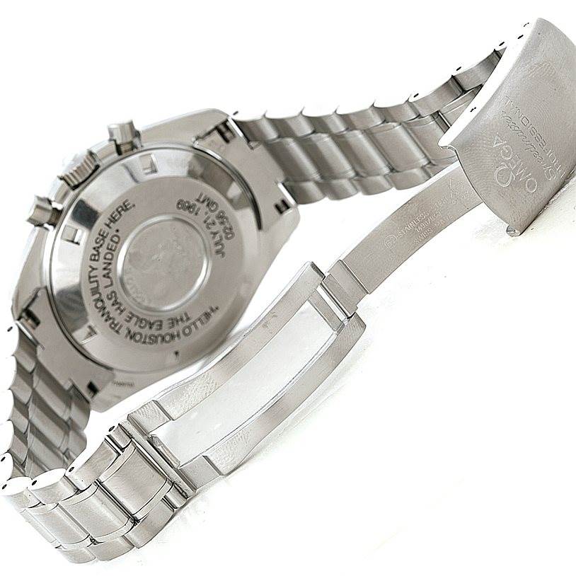 The image shows the back view and clasp mechanism of an Omega Speedmaster 3560.50.00 Men
s Stainless Steel Black Dial 3560.50.00 Men
s Stainless Steel Black Dial watch, highlighting the case back details and bracelet.