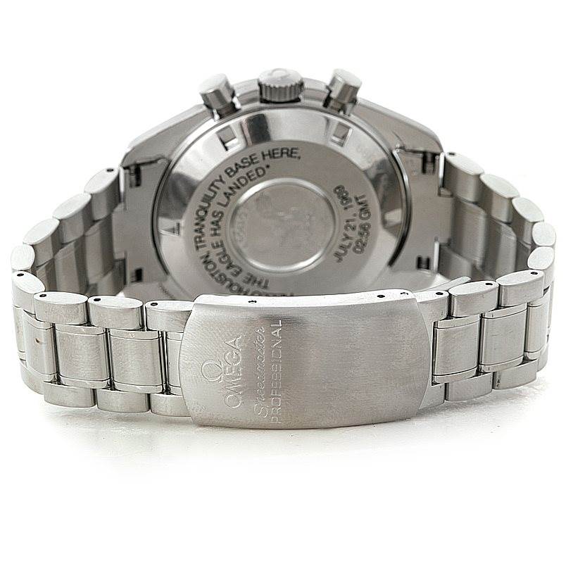 The image shows the backside and clasp of an Omega Speedmaster 3560.50.00 Men
s Stainless Steel Black Dial 3560.50.00 Men
s Stainless Steel Black Dial, highlighting its stainless steel bracelet and engravings.