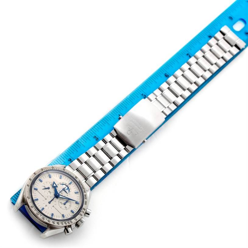 The Omega Speedmaster 3575.20.00 Men
s Stainless Steel White Dial 3575.20.00 Men
s Stainless Steel White Dial watch is shown from a top-down angle, highlighting its face, dial, and metal bracelet.