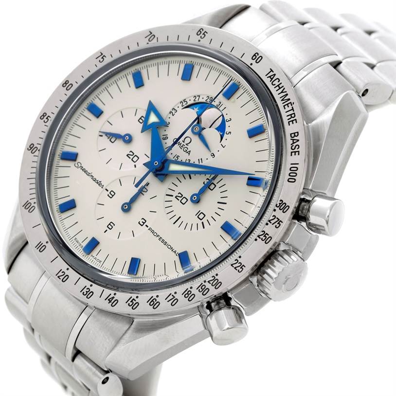 The image shows a close-up, angled view of an Omega Speedmaster 3575.20.00 Men
s Stainless Steel White Dial 3575.20.00 Men
s Stainless Steel White Dial watch, highlighting the dial, bezel, and stainless steel bracelet.