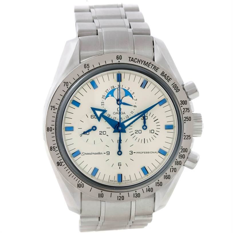 The image shows a front view of an Omega Speedmaster 3575.20.00 Men
s Stainless Steel White Dial 3575.20.00 Men
s Stainless Steel White Dial watch, highlighting its face, bezel, and stainless steel bracelet.