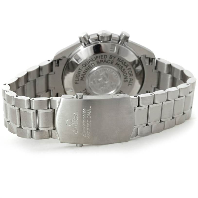 The image shows the clasp and case back of an Omega Speedmaster 3570.50.00 Men
s Stainless Steel Black Dial 3570.50.00 Men
s Stainless Steel Black Dial watch, emphasizing the inscription and bracelet details.