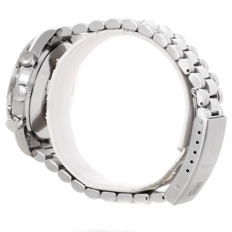 The image shows a side view of an Omega Speedmaster 3510.50.00 Men
s Stainless Steel Black Dial 3510.50.00 Men
s Stainless Steel Black Dial watch highlighting the bracelet, clasp, and side buttons.