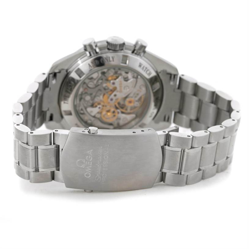 The image shows the back view of an Omega Speedmaster 3573.50.00 Men
s Stainless Steel Black Dial 3573.50.00 Men
s Stainless Steel Black Dial watch, highlighting the bracelet and the transparent case back revealing the mechanism.