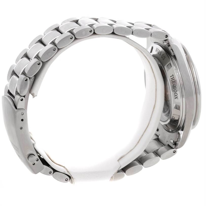 This image shows the side view of the Omega Speedmaster 3573.50.00 Men
s Stainless Steel Black Dial 3573.50.00 Men
s Stainless Steel Black Dial watch, highlighting the bracelet and case back.