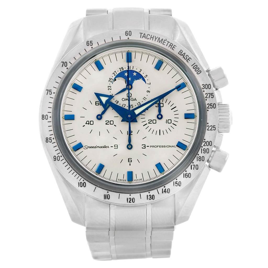 This image shows a front view of an Omega Speedmaster 3575.20.00 Men
s Stainless Steel White Dial 3575.20.00 Men
s Stainless Steel White Dial watch, highlighting its dial, hands, subdials, and tachymeter bezel.