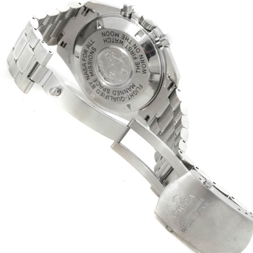 This image shows the back case and clasp of an Omega Speedmaster 3570.50.00 Men
s Stainless Steel Black Dial 3570.50.00 Men
s Stainless Steel Black Dial watch from a side angle.