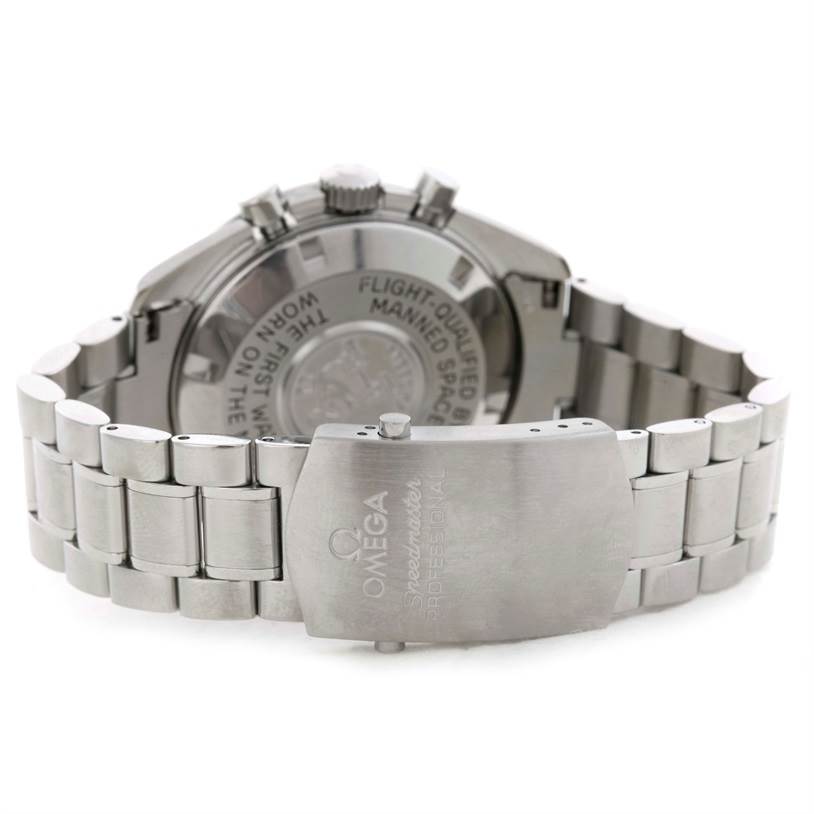 This image shows the back case and clasp of an Omega Speedmaster 3570.50.00 Men
s Stainless Steel Black Dial 3570.50.00 Men
s Stainless Steel Black Dial watch, highlighting its metal bracelet and engraved details.