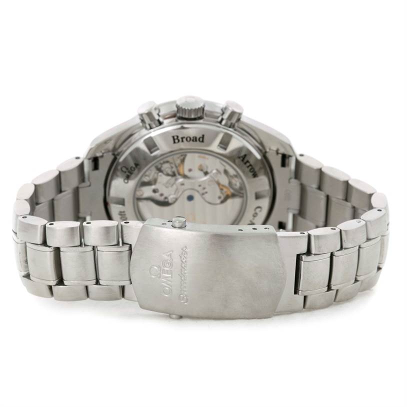 This image shows the back of an Omega Speedmaster 3581.30.00 Men
s Stainless Steel White Dial 3581.30.00 Men
s Stainless Steel White Dial watch, highlighting the bracelet clasp and the transparent case back revealing the movement.