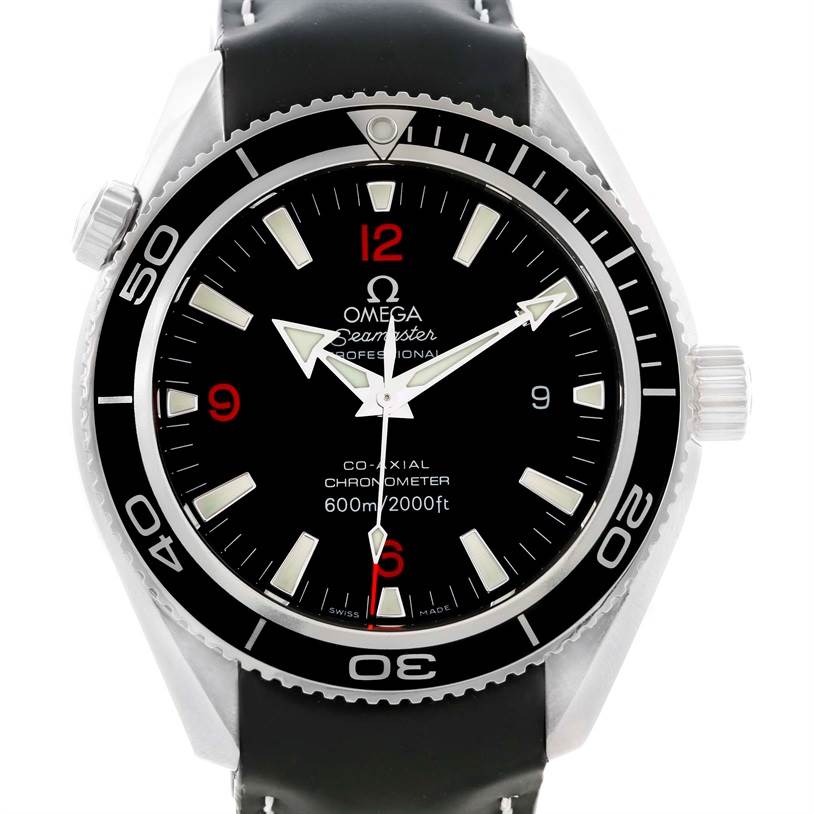 The image shows a straight-on view of the Omega Planet Ocean 2201.51.00 Men
s Stainless Steel Black Dial 2201.51.00 Men
s Stainless Steel Black Dial Seamaster watch, focusing on its black dial and black bezel with white and red accents.