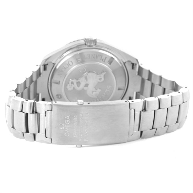 This image shows the back view of the Omega Planet Ocean 2200.50.00 Men
s Stainless Steel Black Dial 2200.50.00 Men
s Stainless Steel Black Dial watch, including its clasp, bracelet, and case back.