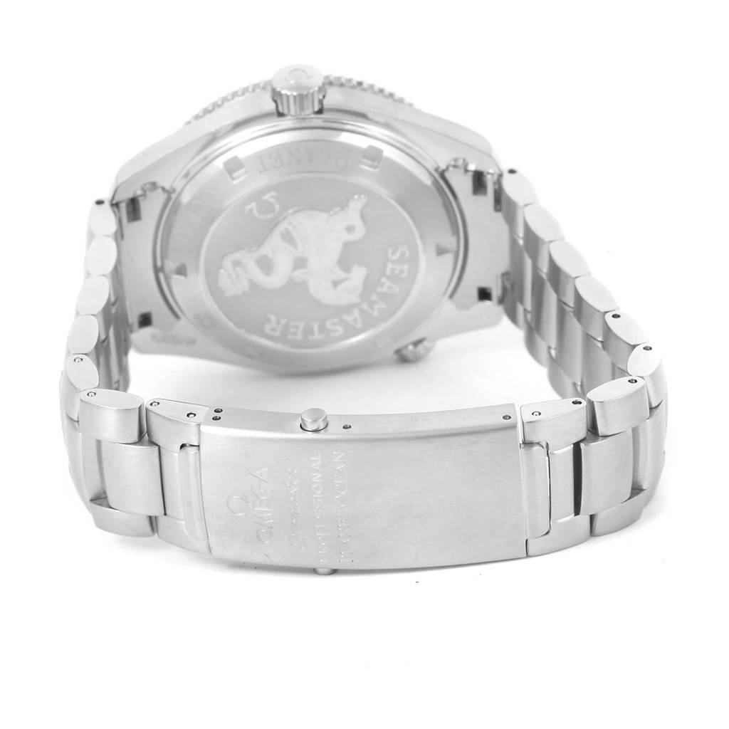 The image shows the back and clasp of the Omega Planet Ocean 2200.51.00 Men
s Stainless Steel Black Dial 2200.51.00 Men
s Stainless Steel Black Dial watch, highlighting the bracelet and engraved case back with the logo.