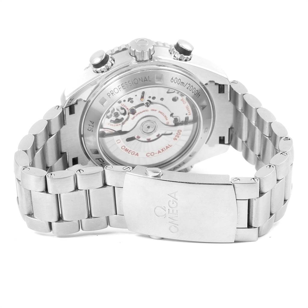 The image shows the back view of an Omega Planet Ocean 232.30.46.51.01.001 Men
s Stainless Steel Black Dial 232.30.46.51.01.001 Men
s Stainless Steel Black Dial watch, highlighting its transparent case back, bracelet, and clasp.