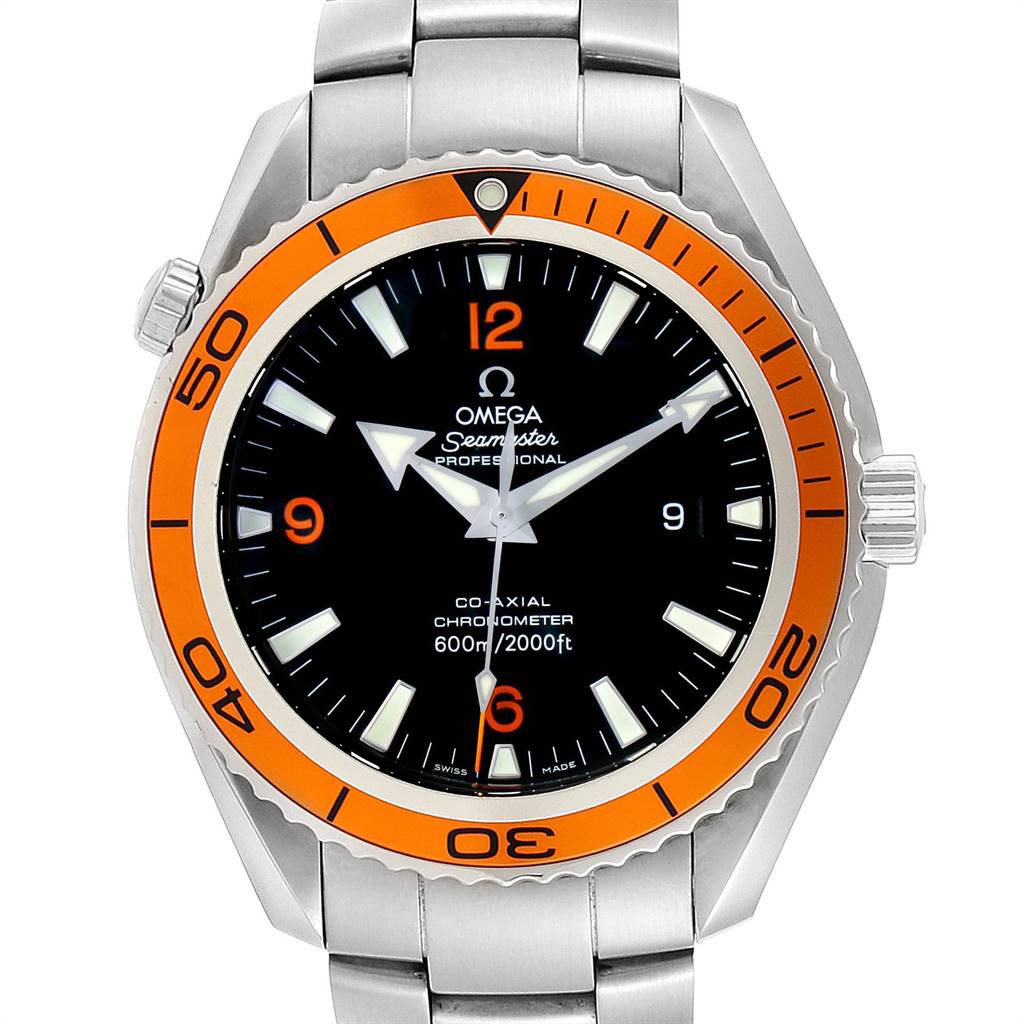 This image shows a front view of the Omega Planet Ocean 2208.50.00 Men
s Stainless Steel Black Dial 2208.50.00 Men
s Stainless Steel Black Dial watch, highlighting its bezel, dial, and bracelet.