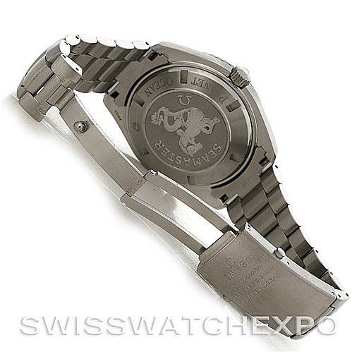 The image shows the back view of the Omega Planet Ocean 2209.50.00 Men
s Stainless Steel Black Dial 2209.50.00 Men
s Stainless Steel Black Dial watch, highlighting its case back and bracelet.