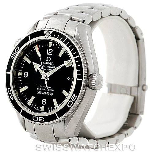 This image shows a side-angle view of the Omega Planet Ocean 2201.50.00 Men
s Stainless Steel Black Dial 2201.50.00 Men
s Stainless Steel Black Dial watch, highlighting its bezel, dial, case, and metal bracelet.