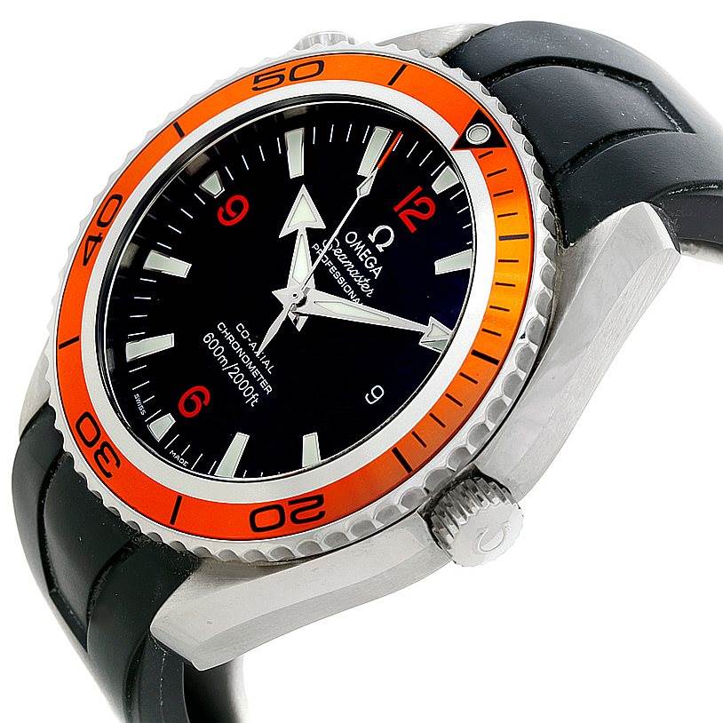 This image shows an angled view of the Omega Planet Ocean 2909.50.91 Men
s Stainless Steel Black Dial 2909.50.91 Men
s Stainless Steel Black Dial watch, highlighting the orange bezel, black dial, and rubber strap.