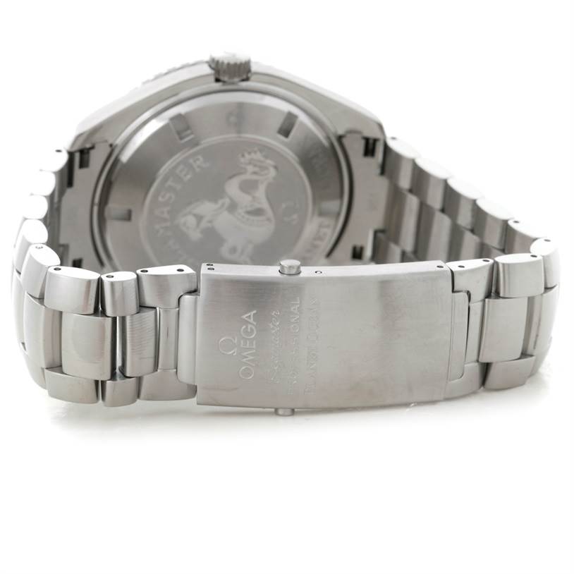 The back view of the Omega Planet Ocean 2200.51.00 Men
s Stainless Steel Black Dial 2200.51.00 Men
s Stainless Steel Black Dial watch shows the clasp, bracelet, and case back.