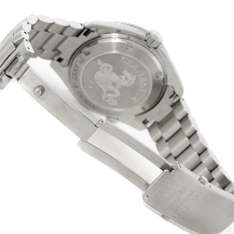 This image shows the clasp, back case, and bracelet of an Omega Planet Ocean 2201.50.00 Men
s Stainless Steel Black Dial 2201.50.00 Men
s Stainless Steel Black Dial watch at an angle.