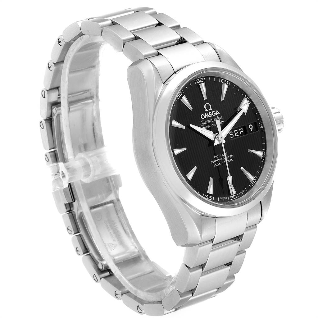 The image shows a side angle of the Omega Aqua Terra 231.10.39.22.01.001 Men's Stainless Steel Black Dial 231.10.39.22.01.001 Men's Stainless Steel Black Dial watch highlighting its stainless steel bracelet and dial with date display.